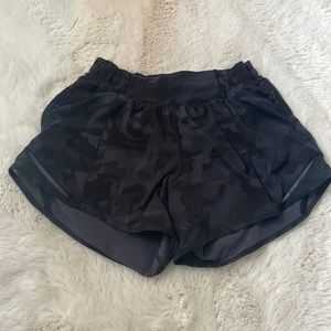 Lululemon Camo Hotty Hot Low-Rise Lined Shorts 2.5 size 0